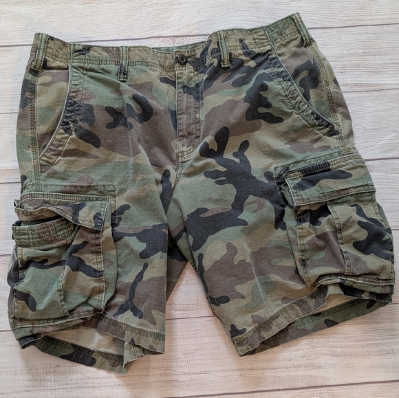 GAP Other - Gap Men's Camouflage Cargo Shorts. Size 36